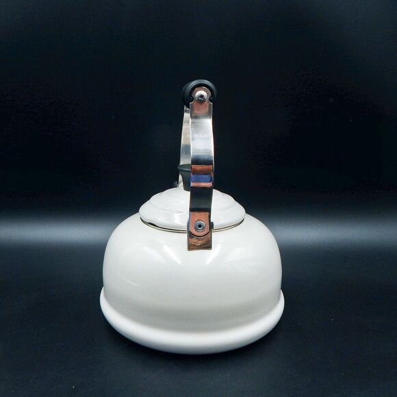 Le Creuset Whistling Tea Kettle White Enamel On Steel 1.7 Quart 1.6 Litre - Picture 4 of 13